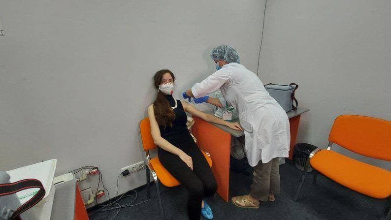 Выстроилась очередь: в Харькове начал работать центр вакцинации фото 2 1