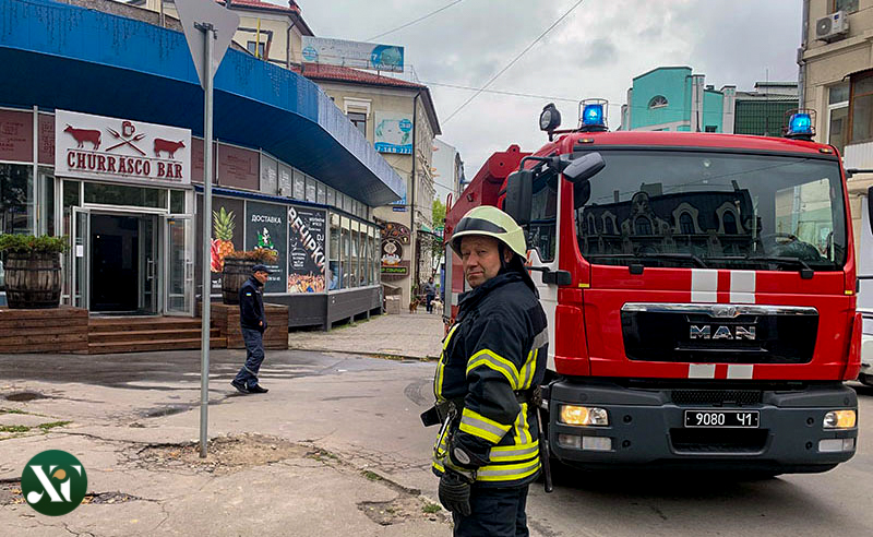 Замкнуло проводку: популярный бар в центре Харькова накрыло дымом фото 1