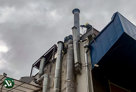 Замкнуло проводку: популярный бар в центре Харькова накрыло дымом фото 3 2