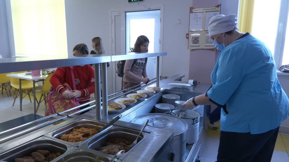Маленькие порции, мало овощей и фруктов: 400 школам Харьковской области не согласовали меню в столовых.