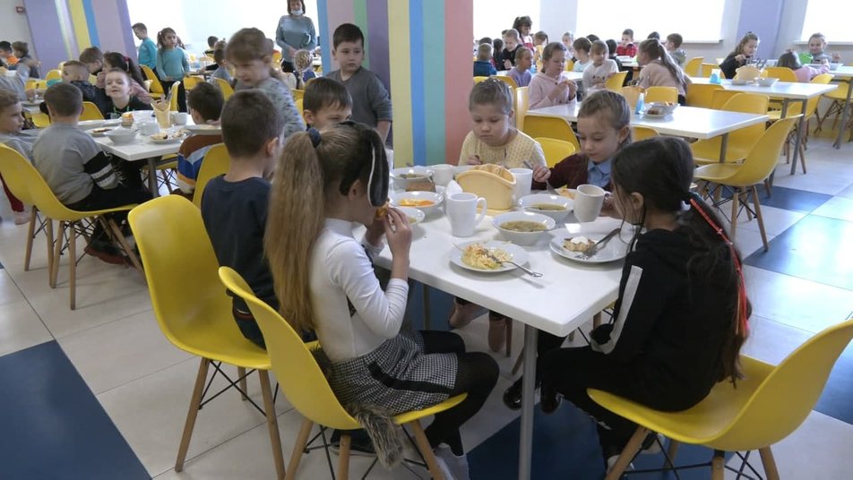 Маленькие порции, мало овощей и фруктов: 400 школам Харьковской области не согласовали меню в столовых. || Фото: СуспільнеМаленькие порции, мало овощей и фруктов: 400 школам Харьковской области не согласовали меню в столовых. || Фото: Суспільне