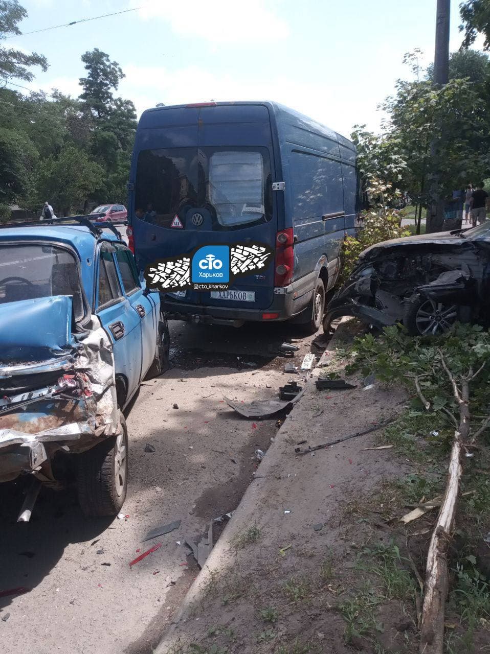 "Заснул за рулем": на ХТЗ автомобиль вылетел на тротуар и сбил женщину фото 5 4