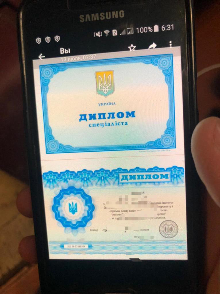От 500 до 1000 долларов за документ: под Харьковом подделывали паспорта и дипломы вузов фото 1