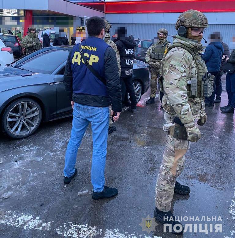 В Харькове задержали "букмекеров", которые требовали у клиента $65 тысяч, угрожая расправой.