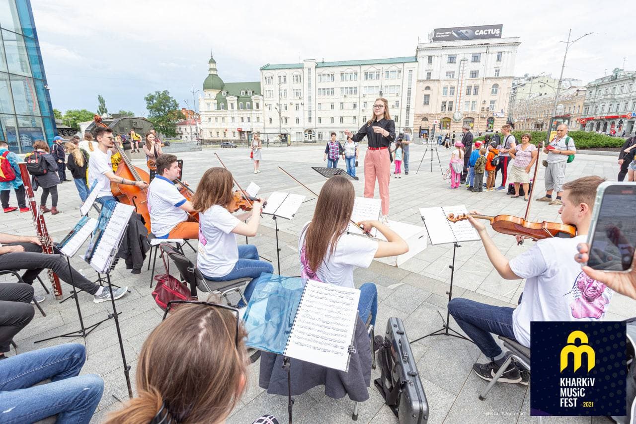 Прохожие дирижировали оркестром: в Харькове прошел музыкальный аттракцион фото 2 1