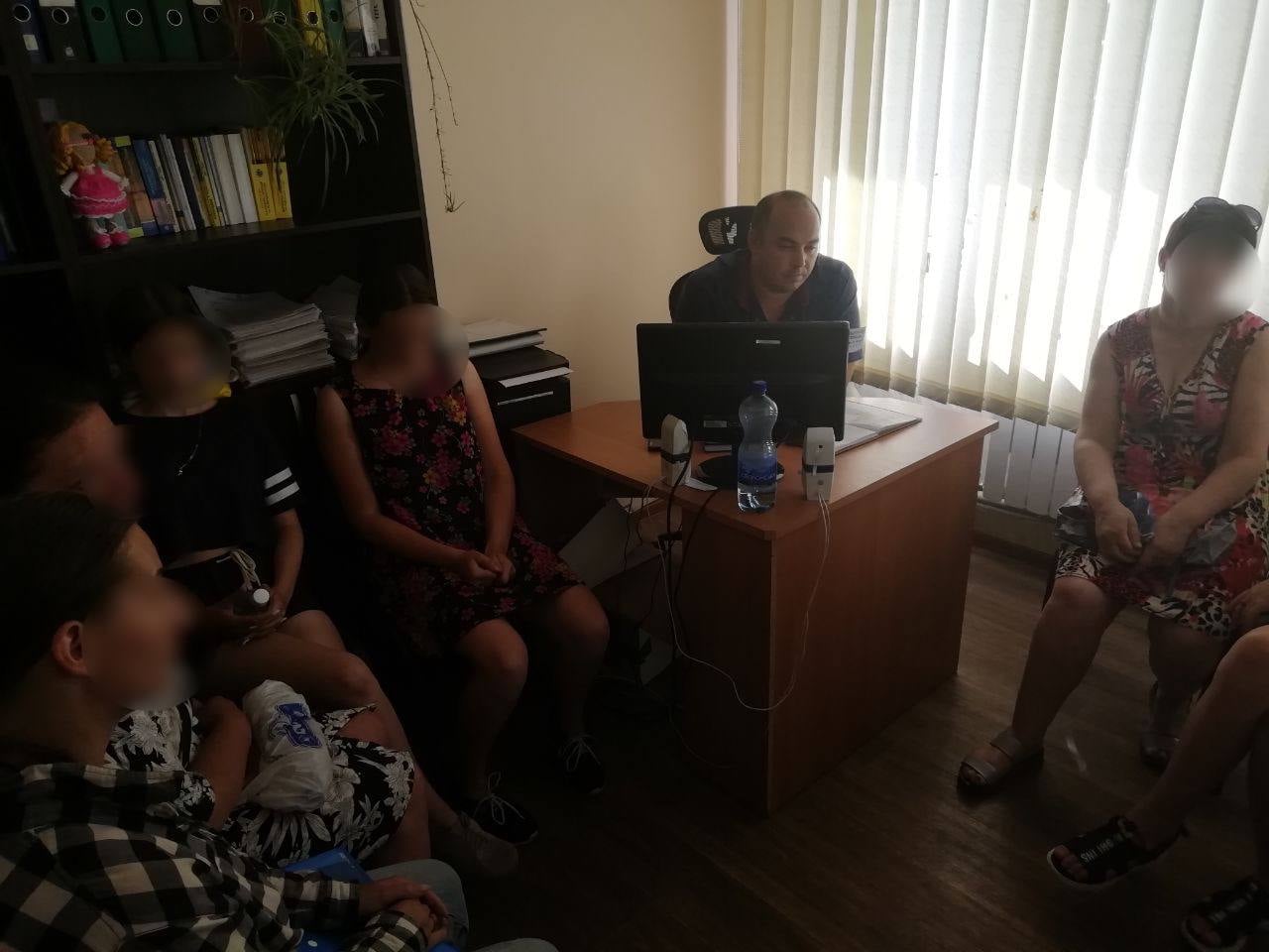 Старались для Tik Tok: под Харьковом школьницы сломали дорожный знак фото 3 2