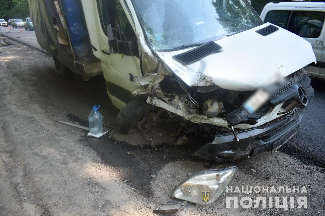 Машину разорвало на части: на Окружной Харькова столкнулись легковушка и грузовик фото 2 1