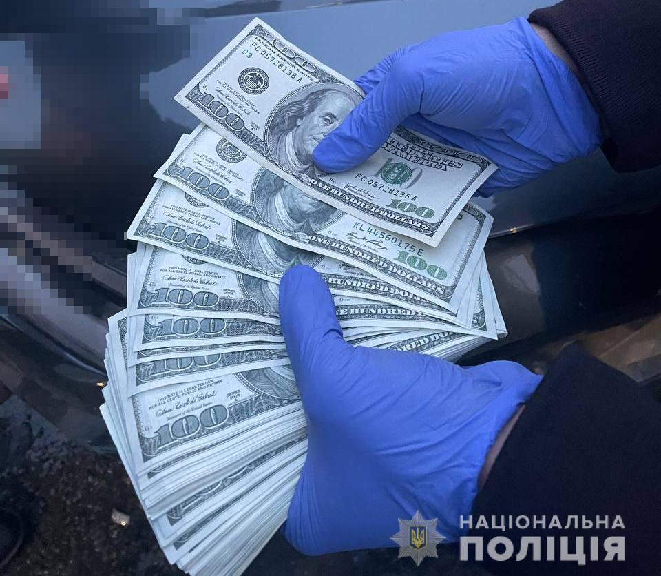 В Харькове задержали "букмекеров", которые требовали у клиента $65 тысяч, угрожая расправой.