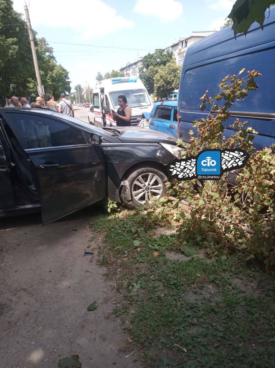 "Заснул за рулем": на ХТЗ автомобиль вылетел на тротуар и сбил женщину фото 1