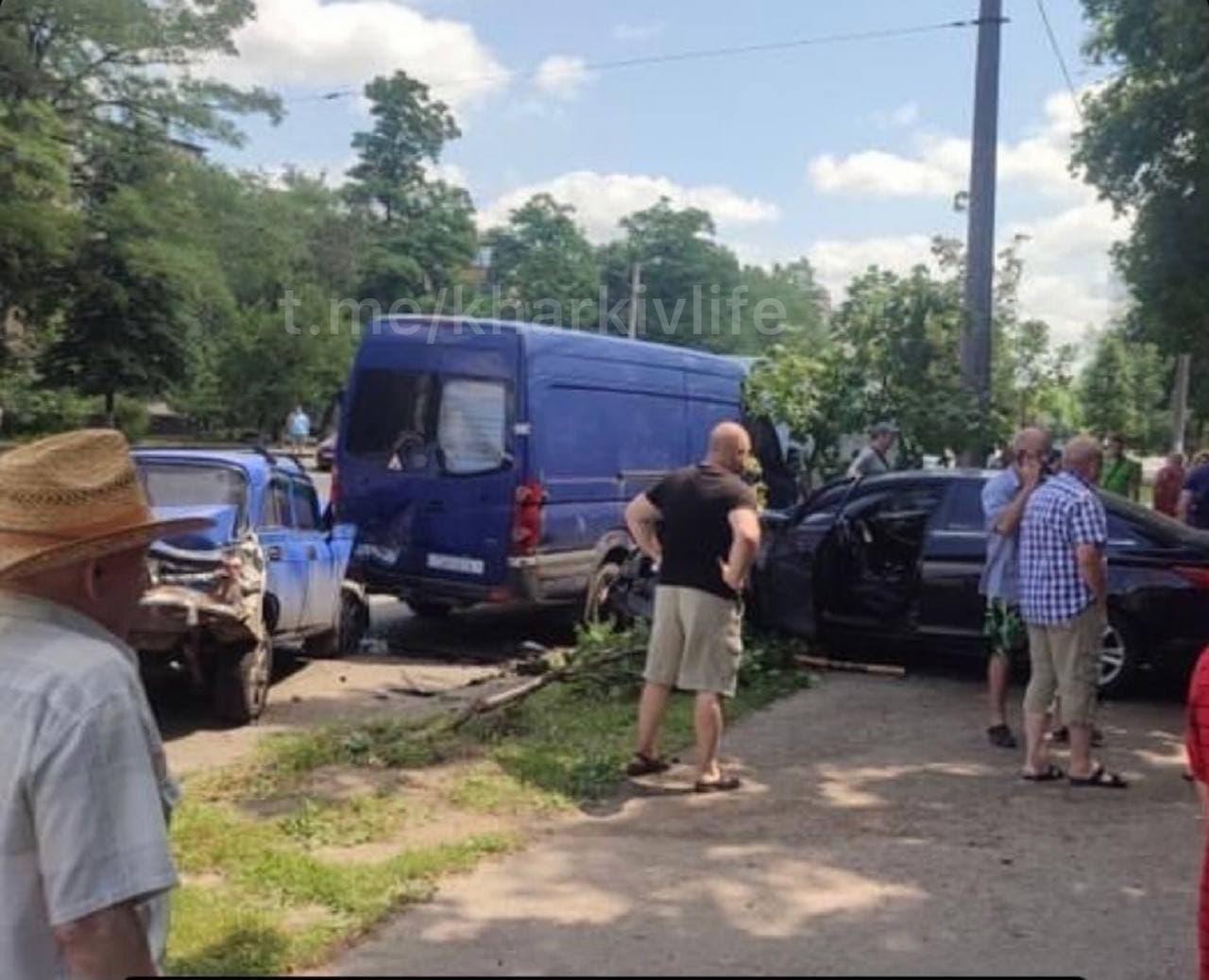 "Заснул за рулем": на ХТЗ автомобиль вылетел на тротуар и сбил женщину фото 8 7