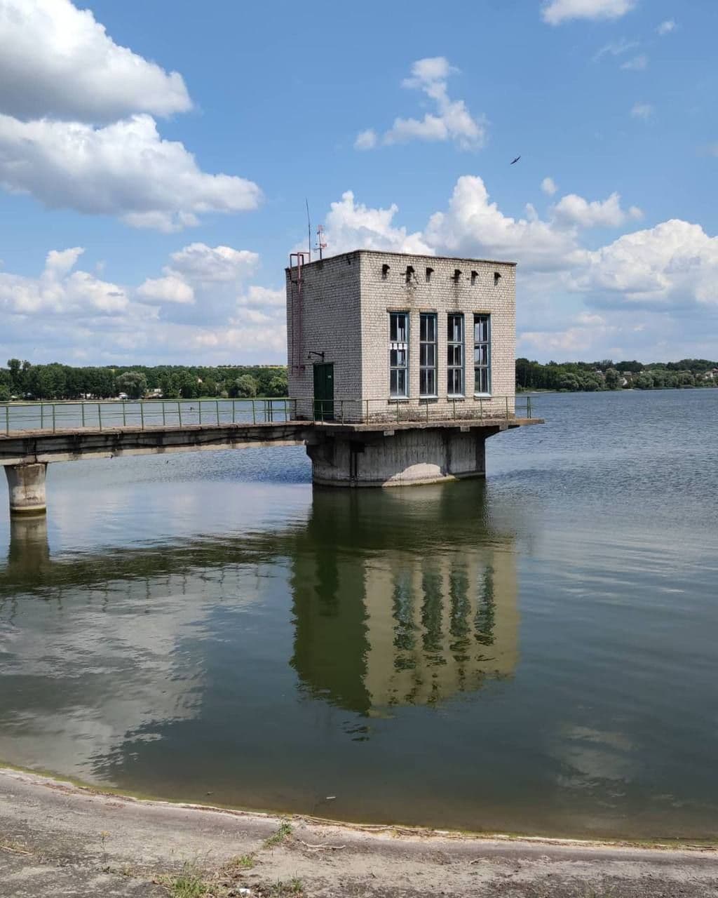 Работают водолазы и добровольцы: под Харьковом десятые сутки ищут девушку, которая пропала на водохранилище фото 7 6
