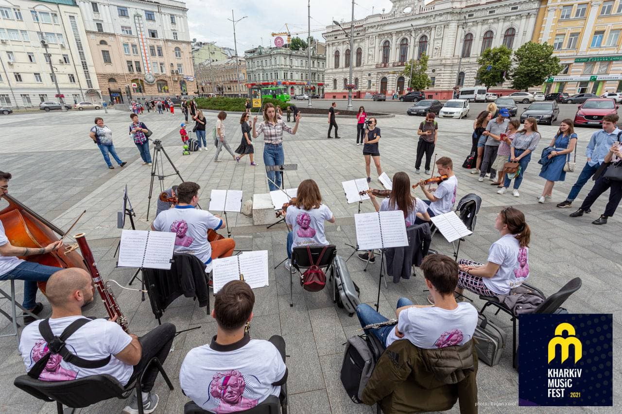 Прохожие дирижировали оркестром: в Харькове прошел музыкальный аттракцион фото 5 4