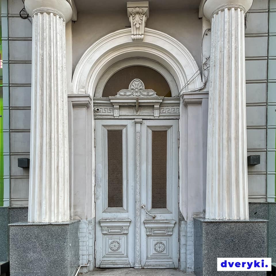 Двери дома на ул. Сумской, 84, построенного в 1903 году. Фото: facebook.com/Dveryki-Kharkiv