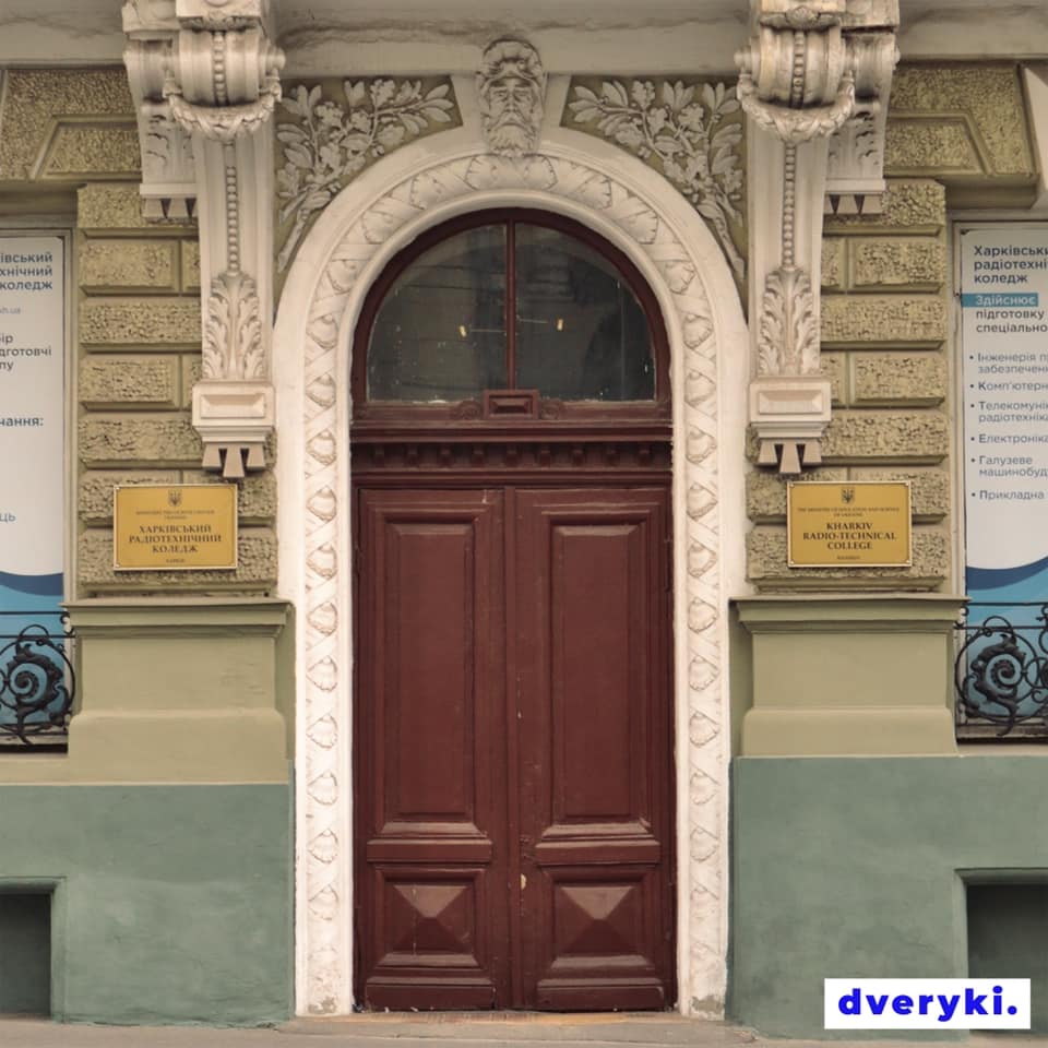 Здание на площади Конституции, 28, построено в 1899 году.