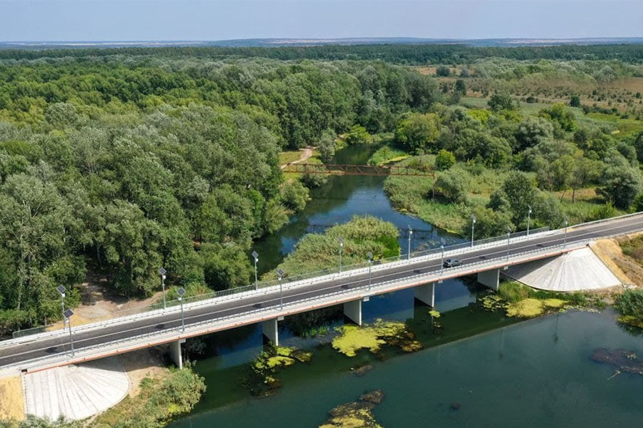 Разрешили проезд: в Харьковской области отремонтировали мост через Северский Донец фото 1