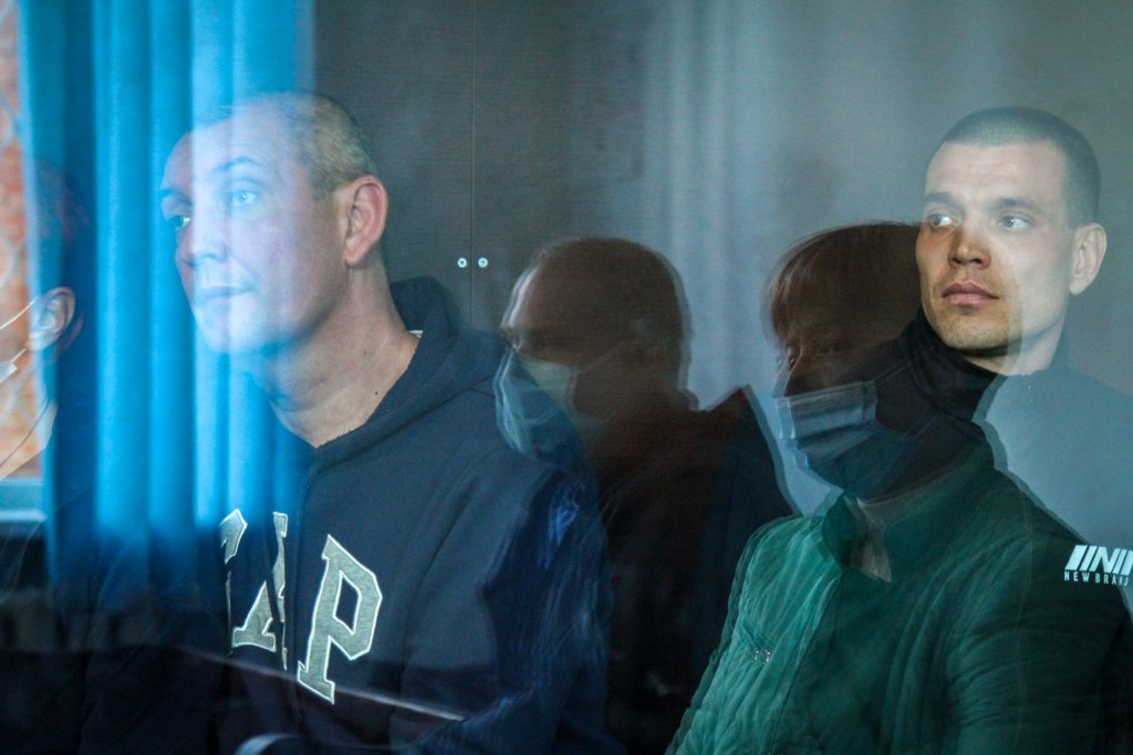 Обвиняемый Игорь Мирончук (справа) во время заседания в Ленинском райсуде Харькова, 7 сентября 2021 года. Фото: Ганна Соколова, Ґрати