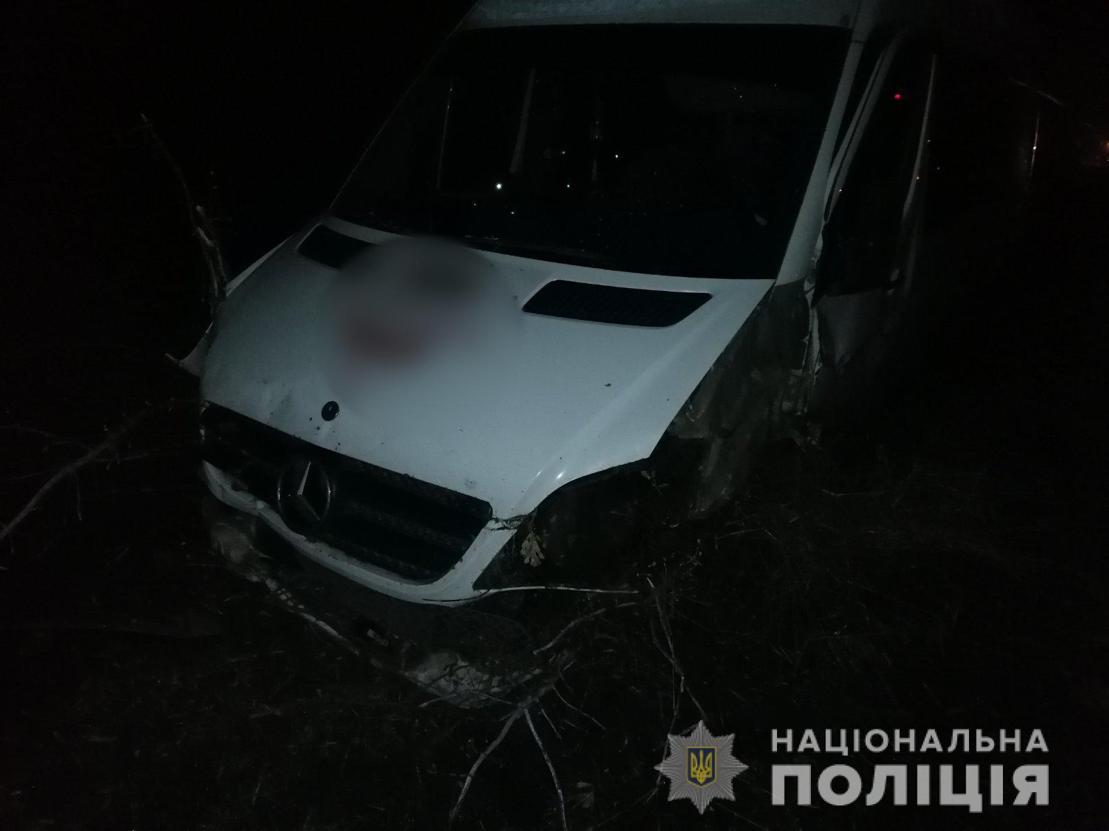 Водитель и пассажиры микроавтобуса не пострадали. Фото: полиция Харьковской области