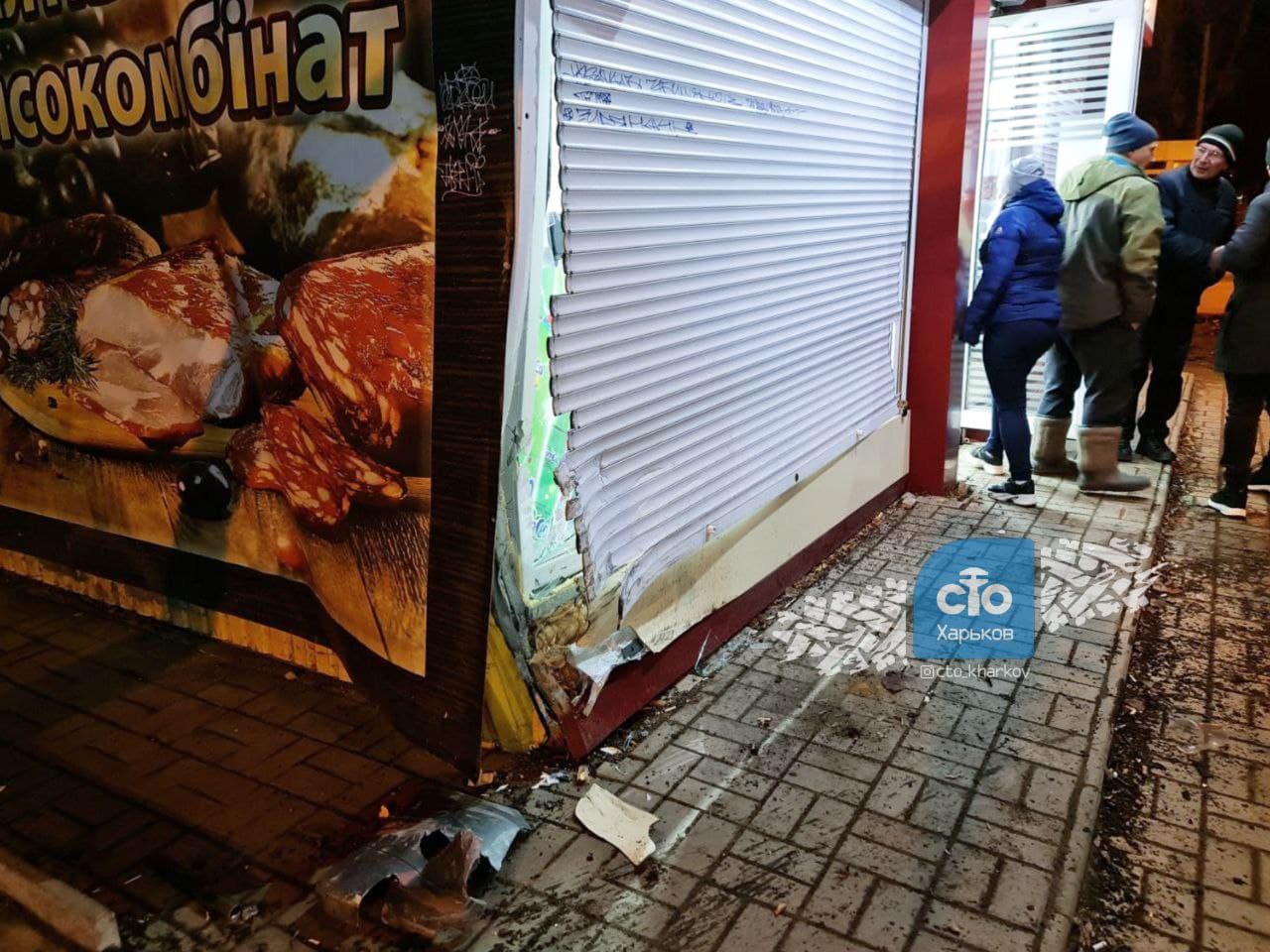Уходил от столкновения: в Харькове легковушка протаранила киоск фото 1