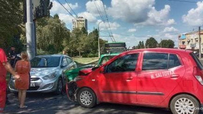 Пострадали водитель и два пассажира: на Юбилейном проспекте — тройное ДТП фото 1