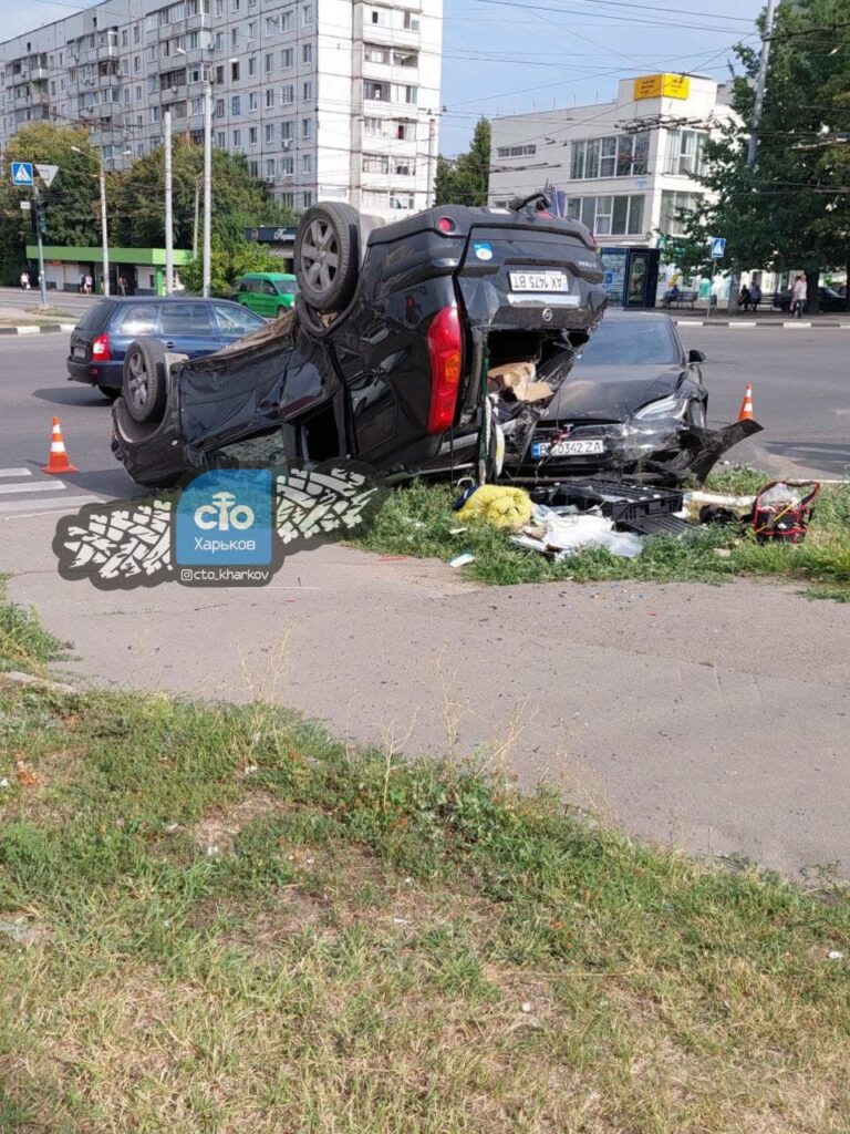 Есть пострадавший: на Салтовке столкнулись Tesla и Nissan фото 1