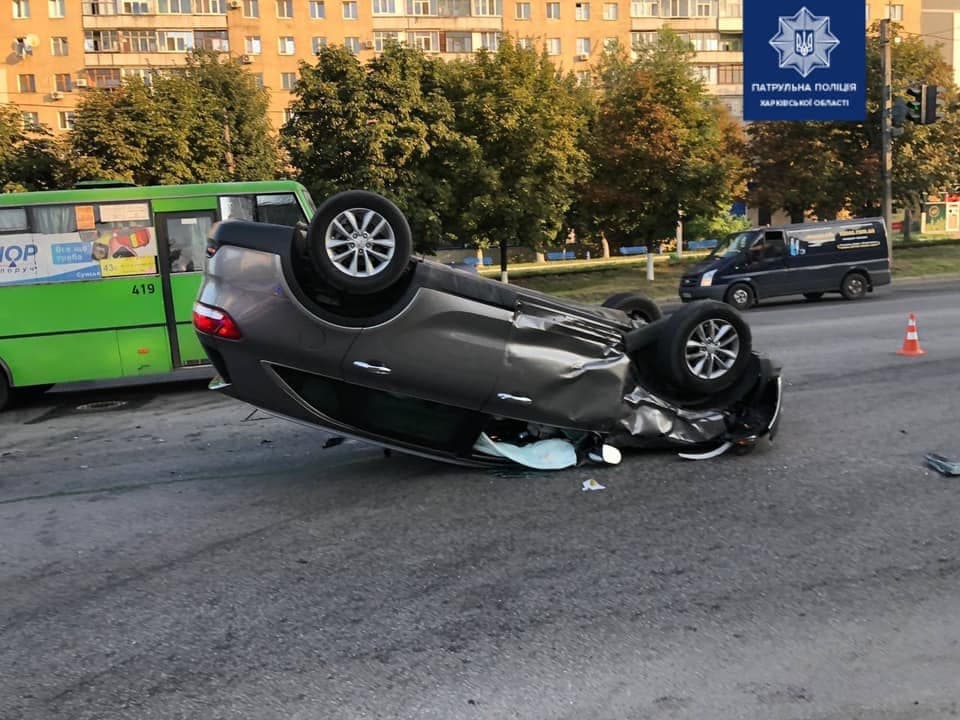 Пострадали пассажиры скорой: на Полтавском шляхе перевернулся автомобиль фото 1