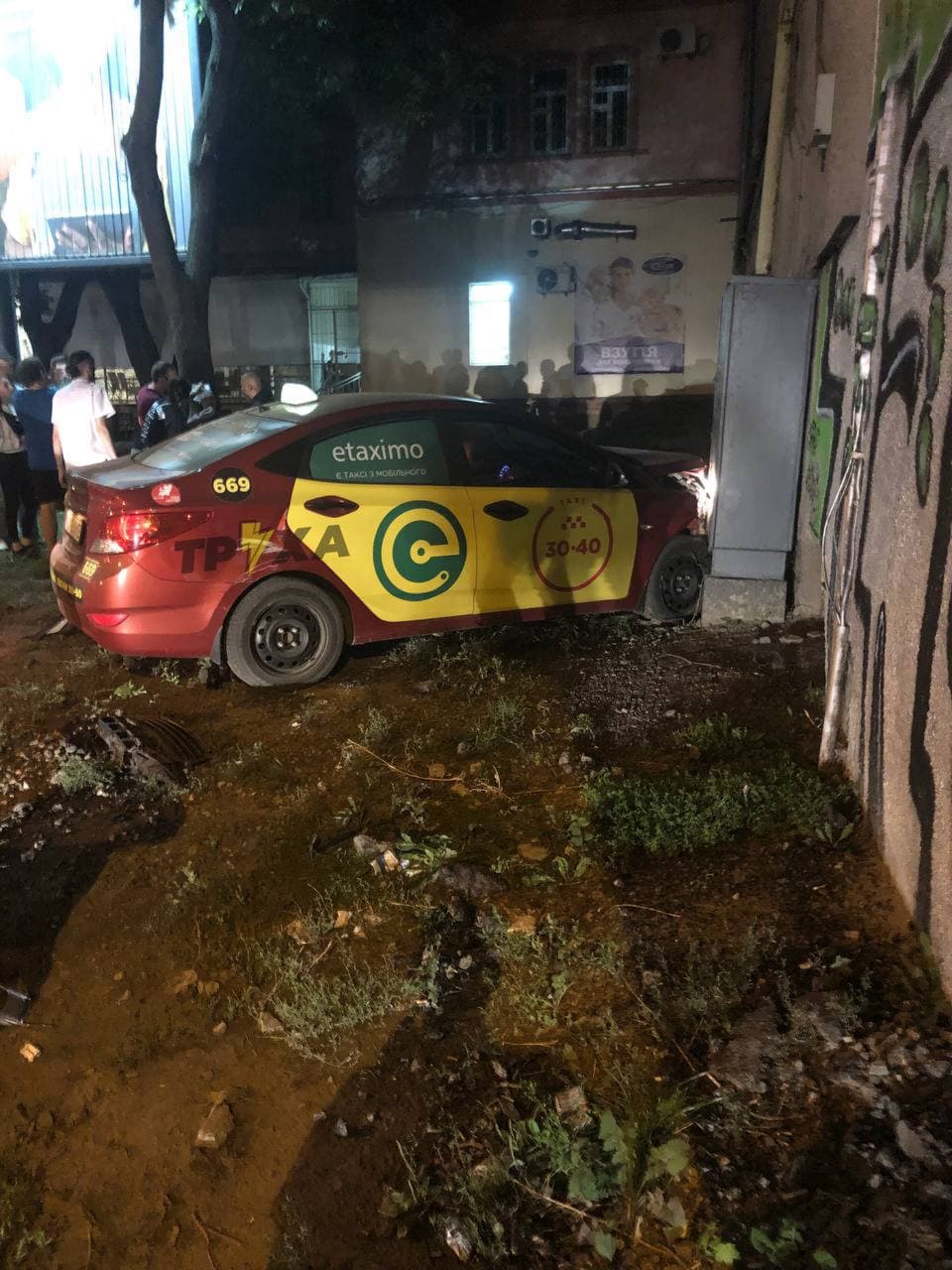 Пострадали дети: в Харькове столкнулись два такси, одна из машин влетела в стену фото 5 4