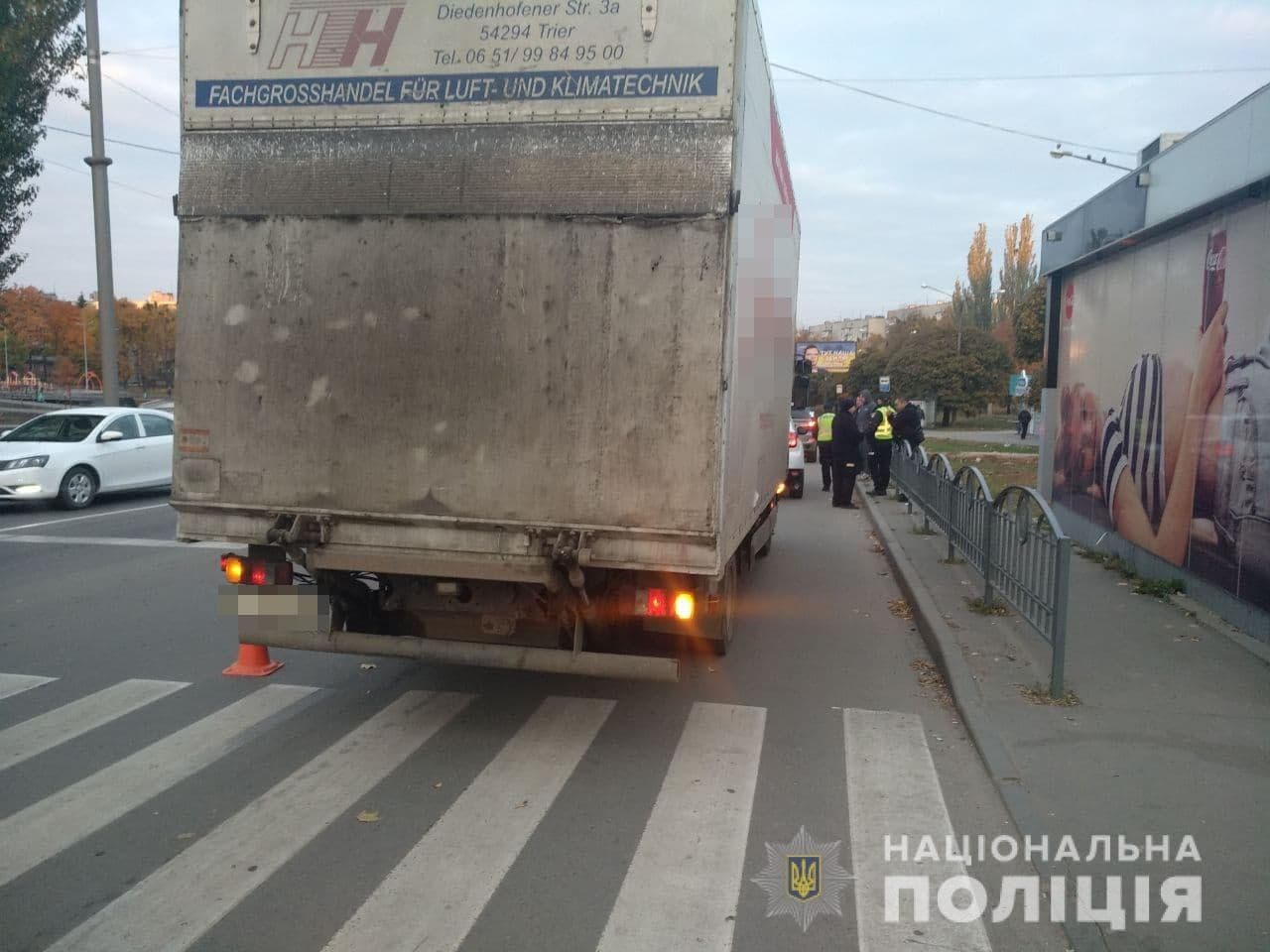 На пешеходном переходе: на Салтовке грузовик "Новой почты" сбил ребенка фото 3 2