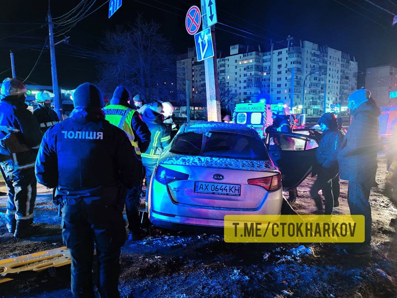 Водителя вырезали из машины: на Салтовке KIA с пассажиром врезалась в столб фото 1