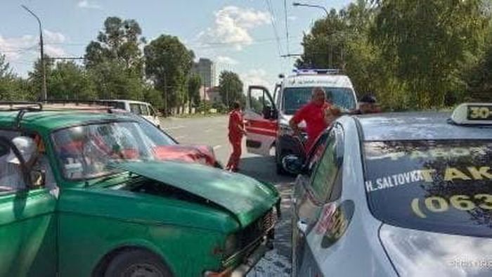 Пострадали водитель и два пассажира: на Юбилейном проспекте — тройное ДТП фото 2 1