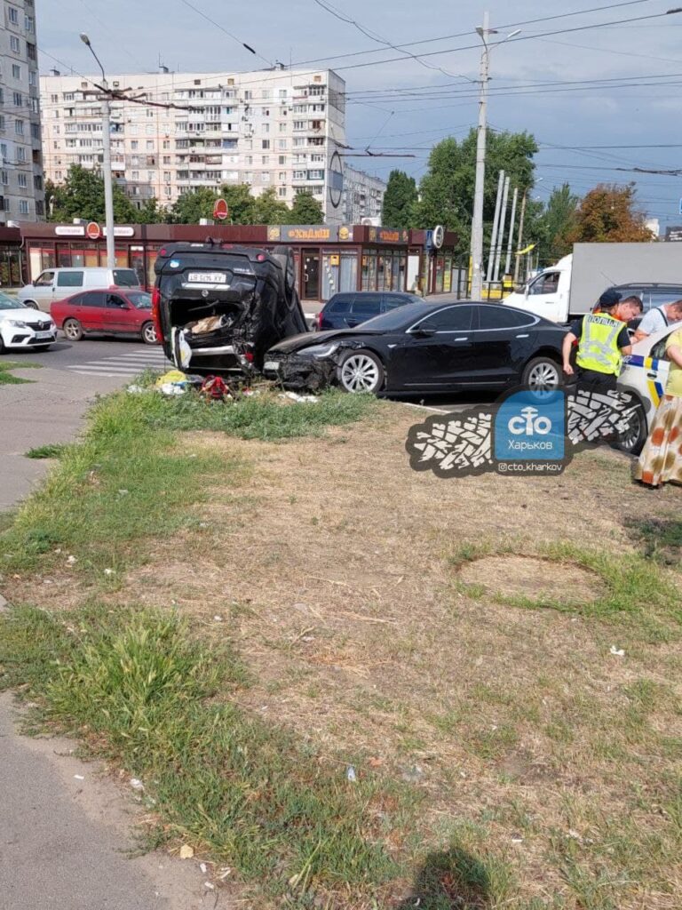 Есть пострадавший: на Салтовке столкнулись Tesla и Nissan фото 2 1