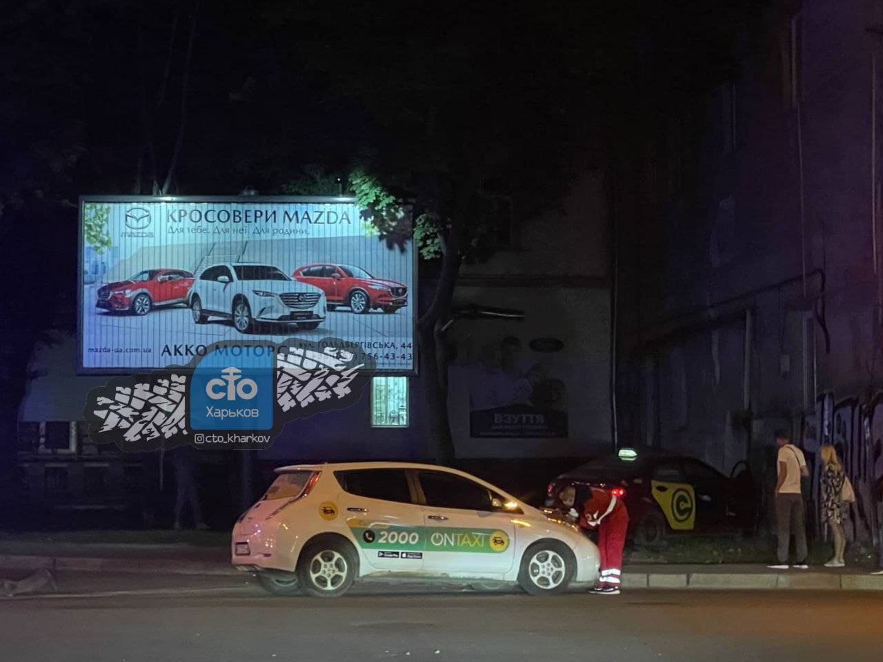 Пострадали дети: в Харькове столкнулись два такси, одна из машин влетела в стену фото 6 5