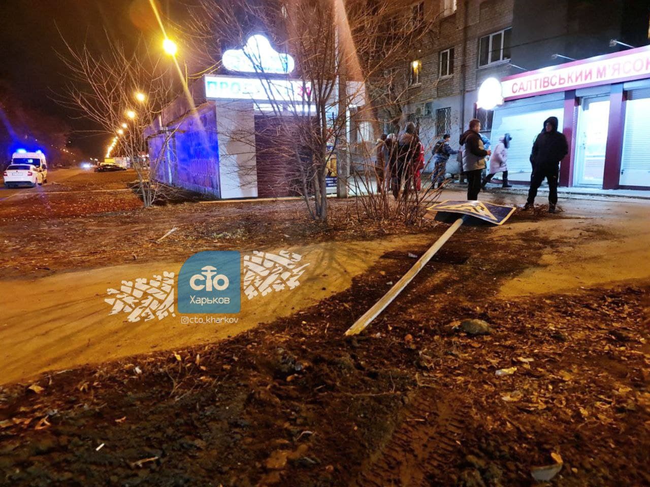 Уходил от столкновения: в Харькове легковушка протаранила киоск фото 2 1