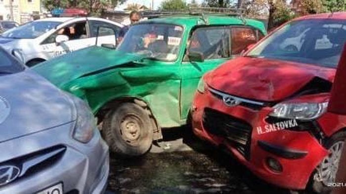 Пострадали водитель и два пассажира: на Юбилейном проспекте — тройное ДТП фото 3 2