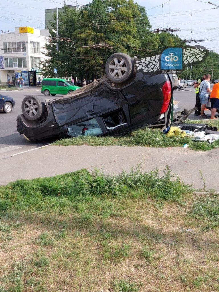 Есть пострадавший: на Салтовке столкнулись Tesla и Nissan фото 3 2