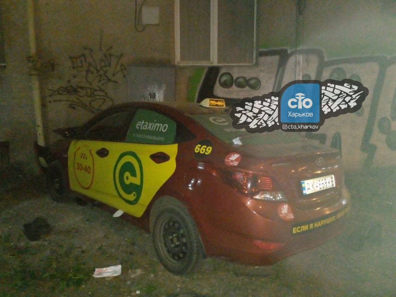 Пострадали дети: в Харькове столкнулись два такси, одна из машин влетела в стену фото 7 6