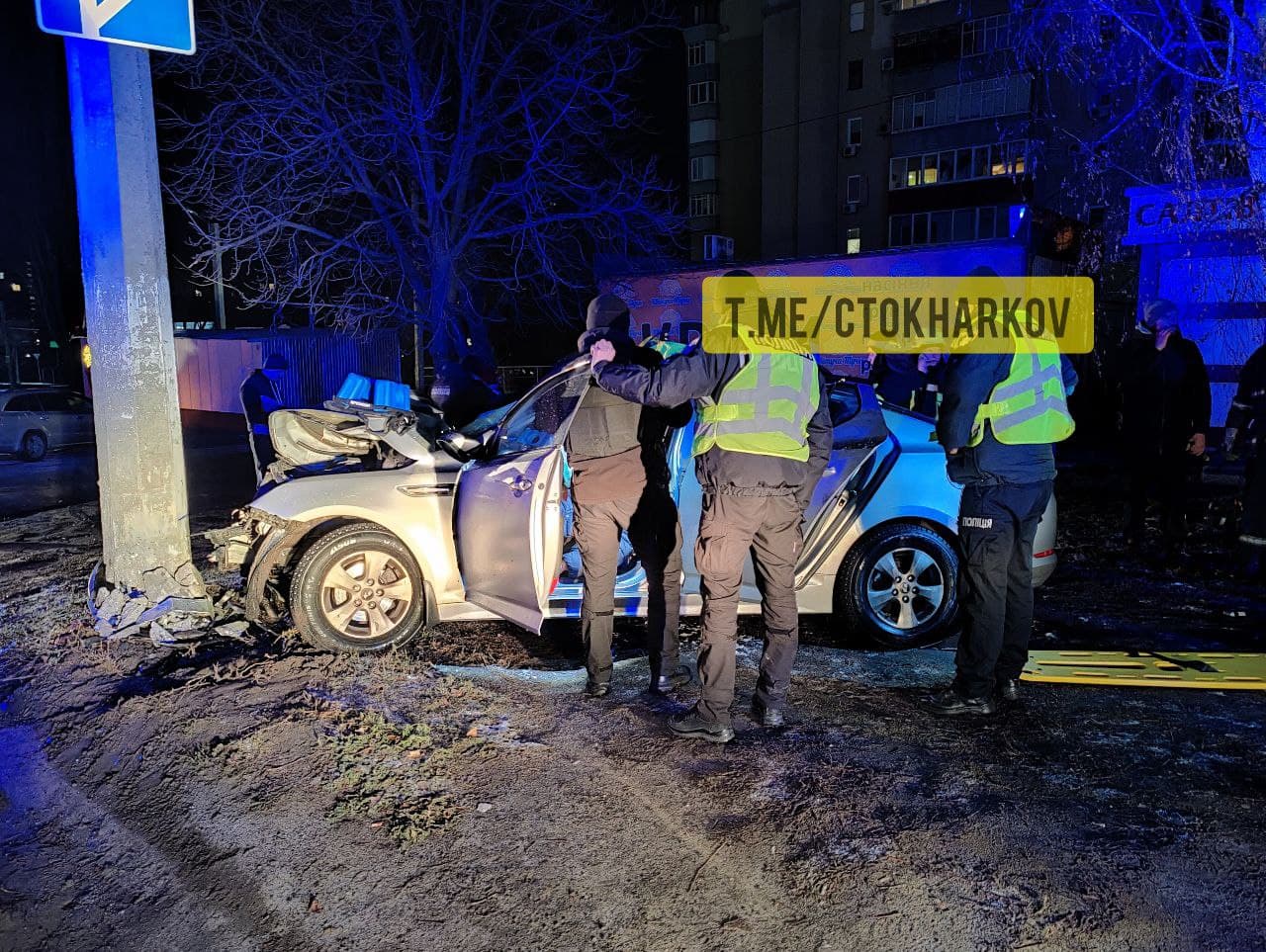 Водителя вырезали из машины: на Салтовке KIA с пассажиром врезалась в столб фото 3 2