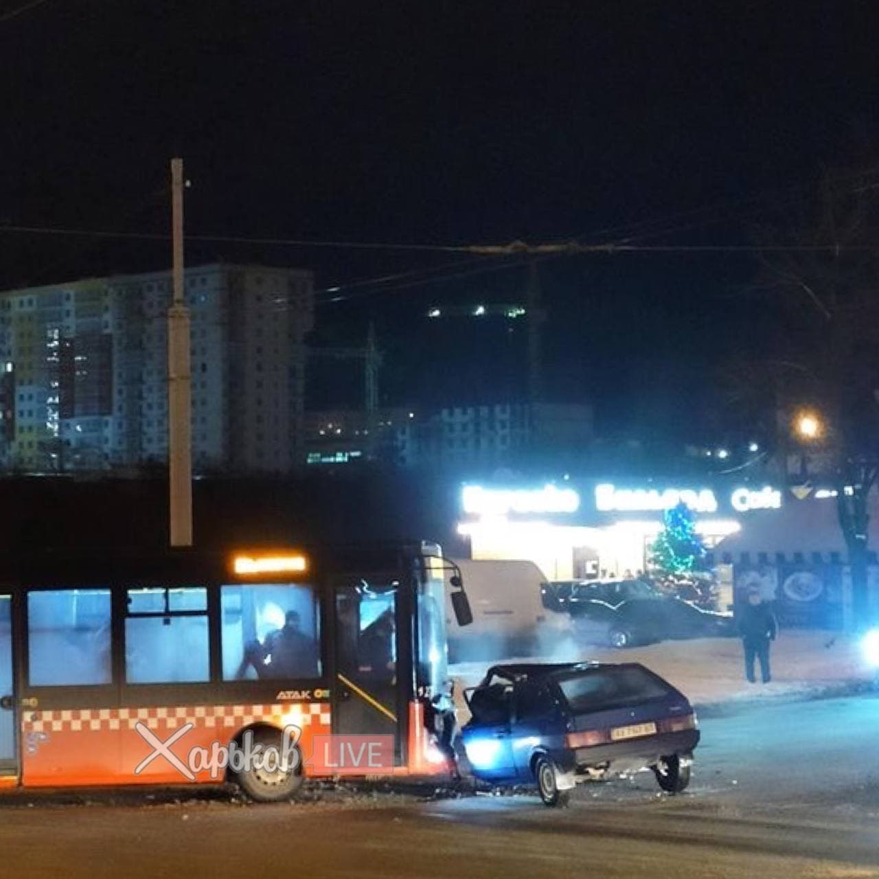 На Салтовке автобус Karsan попал в ДТП, есть пострадавшие (видео).