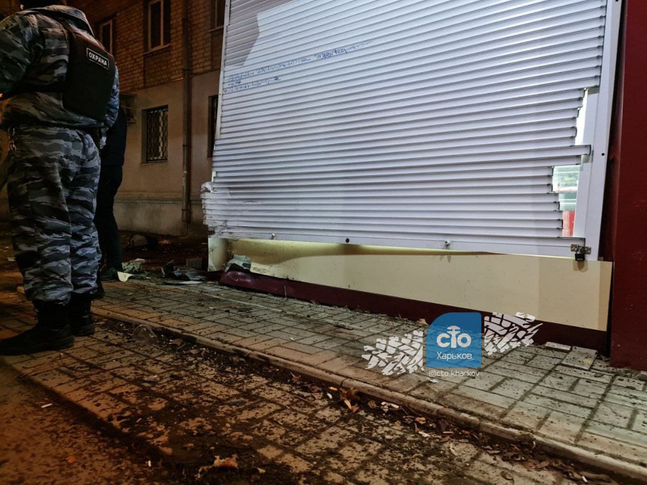 Уходил от столкновения: в Харькове легковушка протаранила киоск фото 3 2