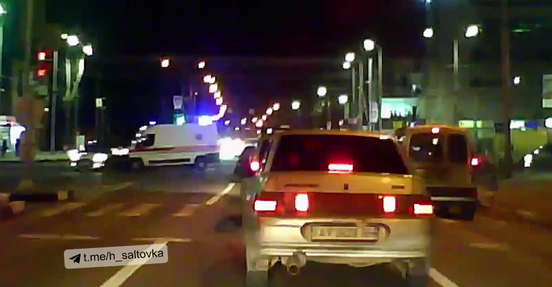 Не пропустили на перекрестке: в Харькове машина скорой протаранила легковушку фото 1