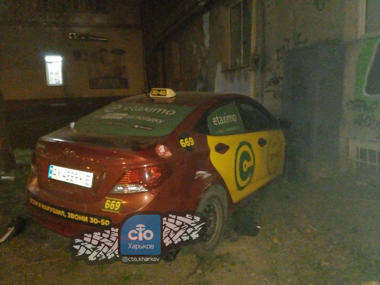 Пострадали дети: в Харькове столкнулись два такси, одна из машин влетела в стену фото 8 7