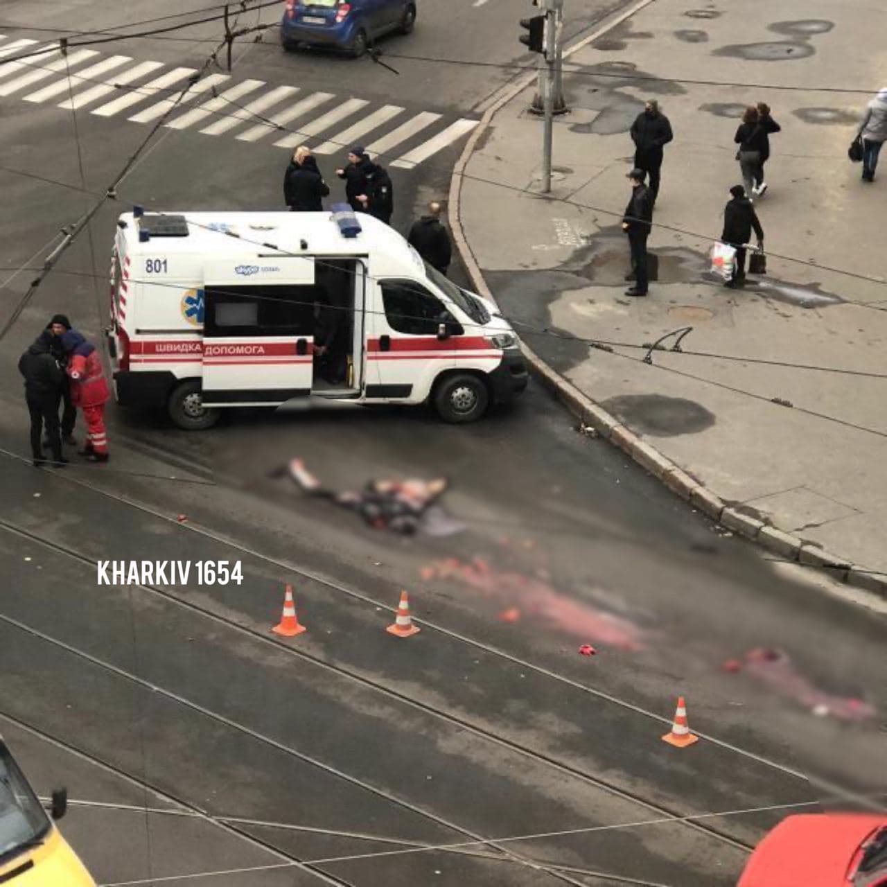 Шла на красный: появилось видео с моментом жуткого ДТП на Молочной фото 1