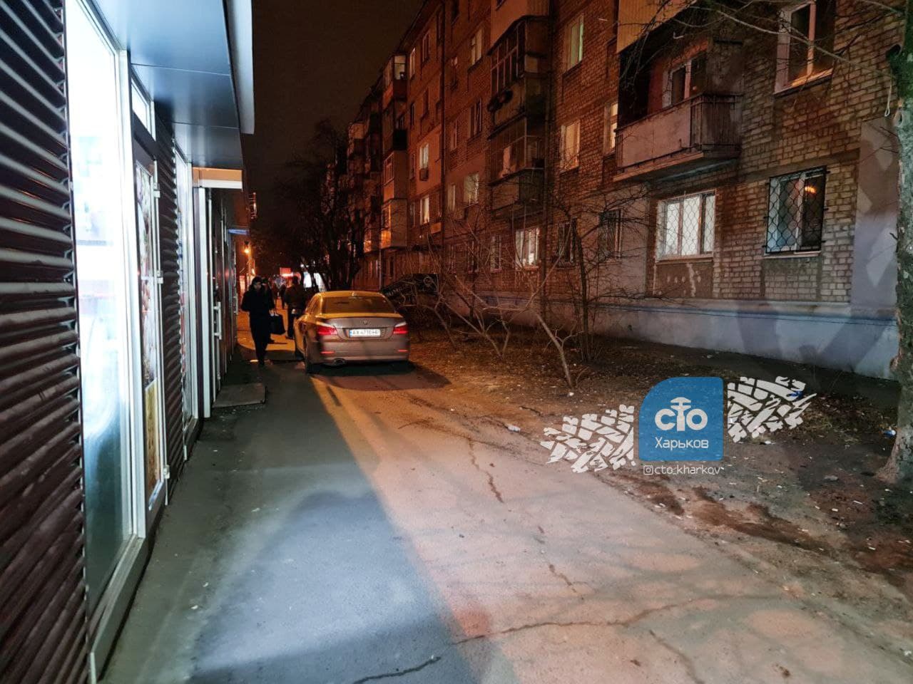 Уходил от столкновения: в Харькове легковушка протаранила киоск фото 4 3