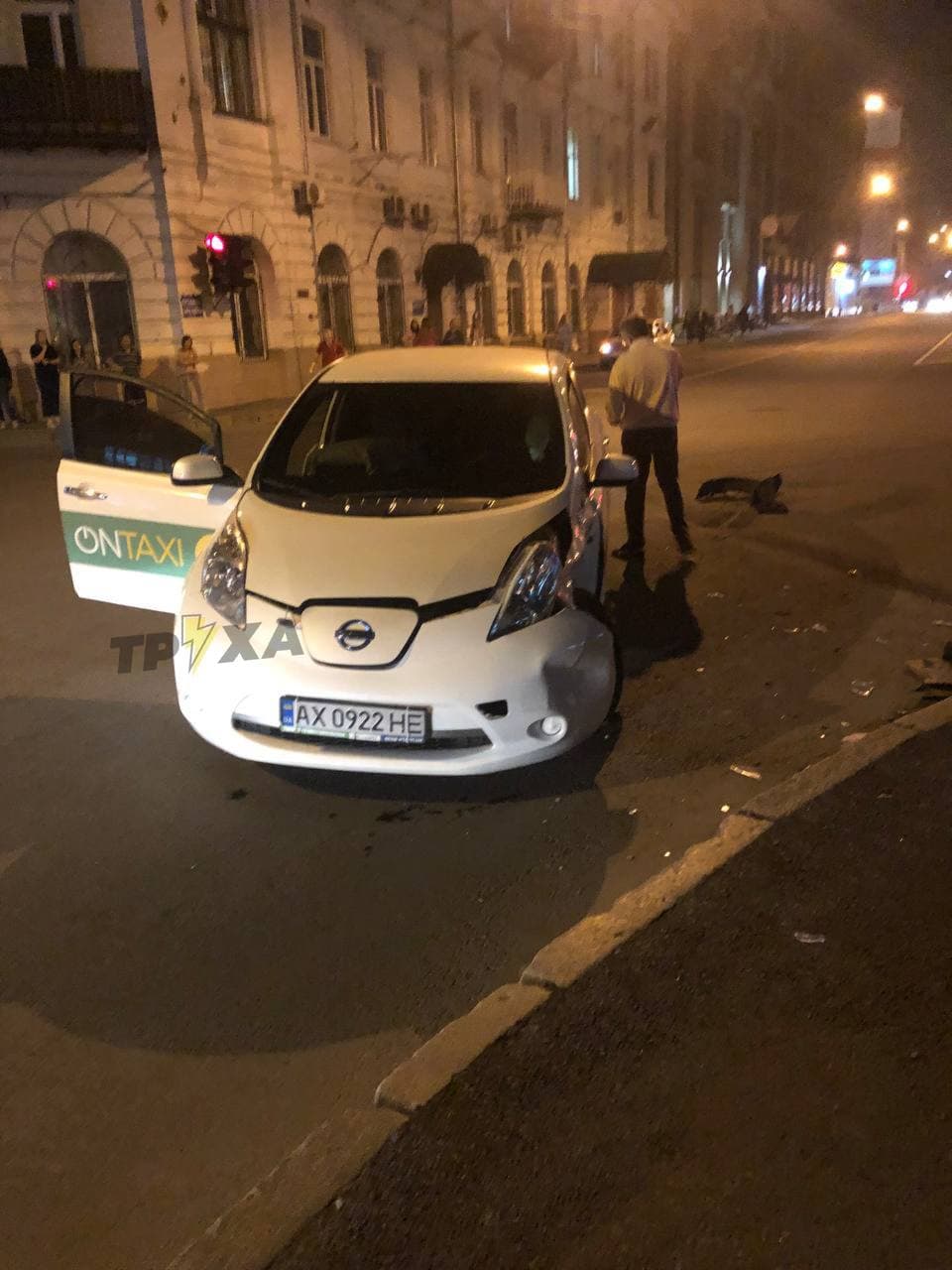 Пострадали дети: в Харькове столкнулись два такси, одна из машин влетела в стену фото 4 3