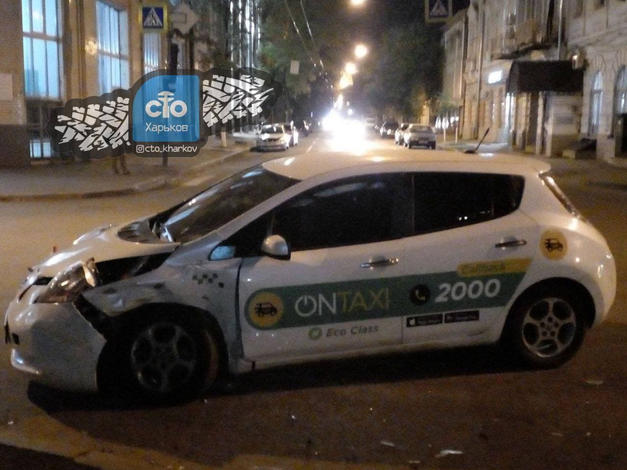 Пострадали дети: в Харькове столкнулись два такси, одна из машин влетела в стену фото 9 8