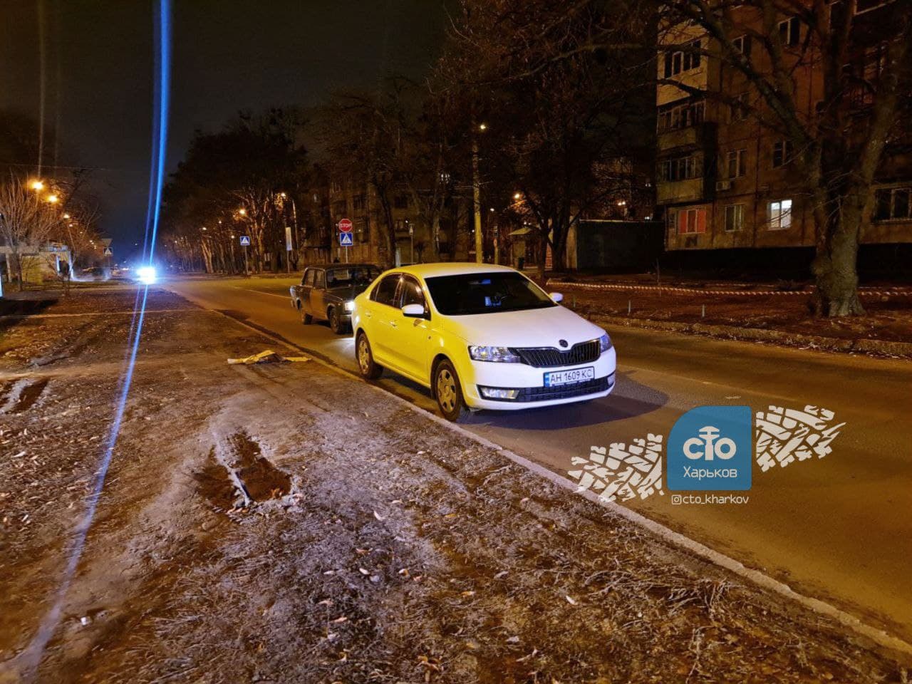 Уходил от столкновения: в Харькове легковушка протаранила киоск фото 6 5