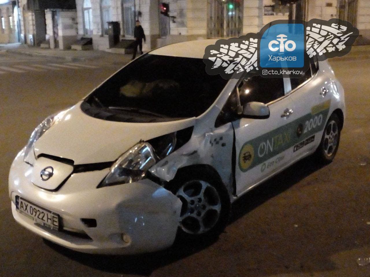 Пострадали дети: в Харькове столкнулись два такси, одна из машин влетела в стену фото 10 9