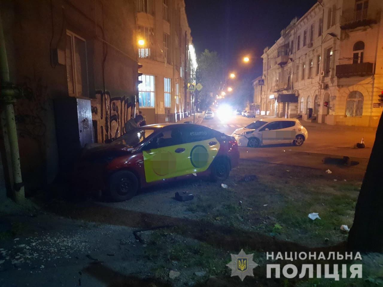 Пострадали дети: в Харькове столкнулись два такси, одна из машин влетела в стену фото 1