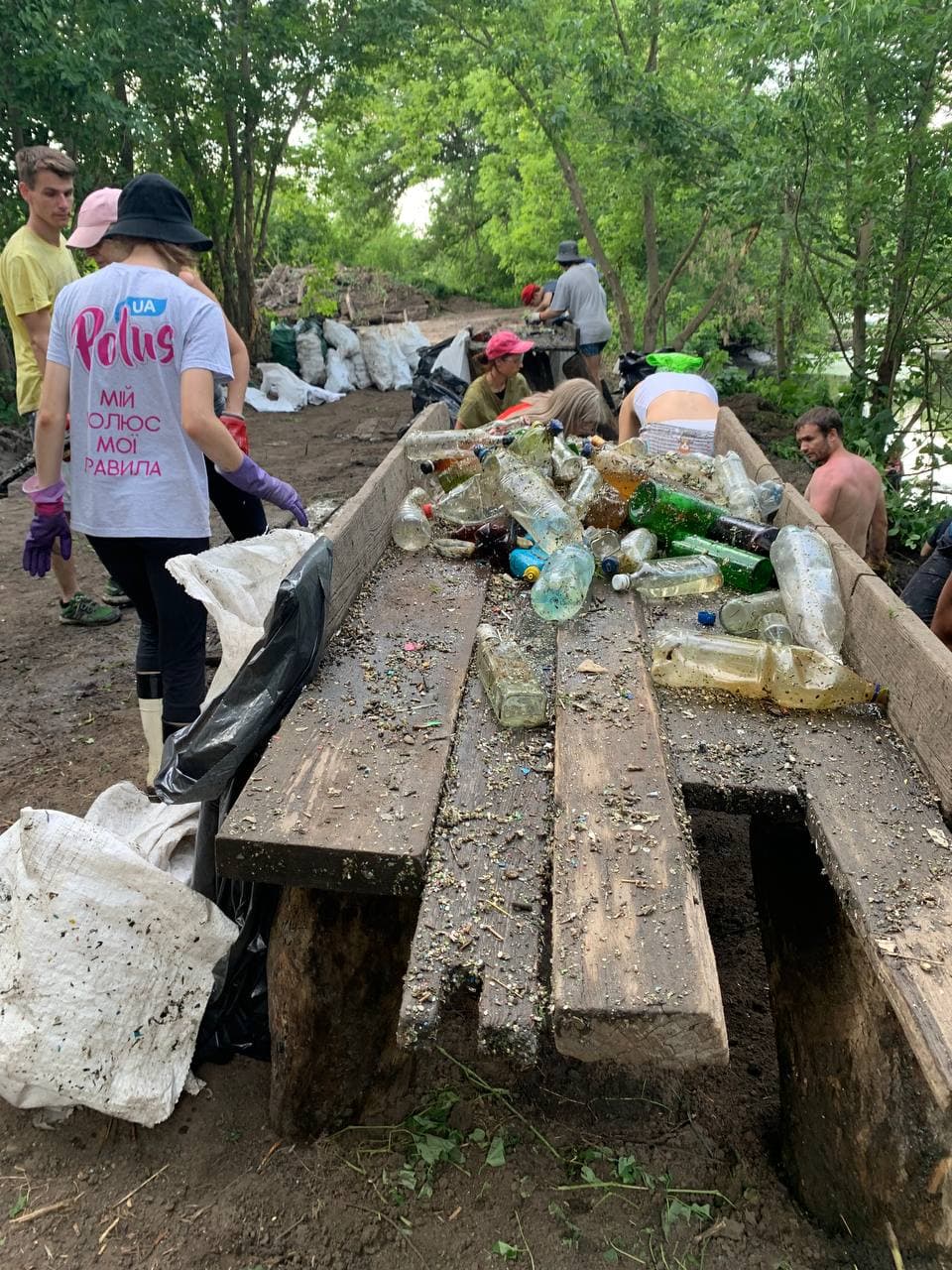 Помогают водолазы: экоактивисты продолжают расчищать мусорные острова на реке Уды фото 1