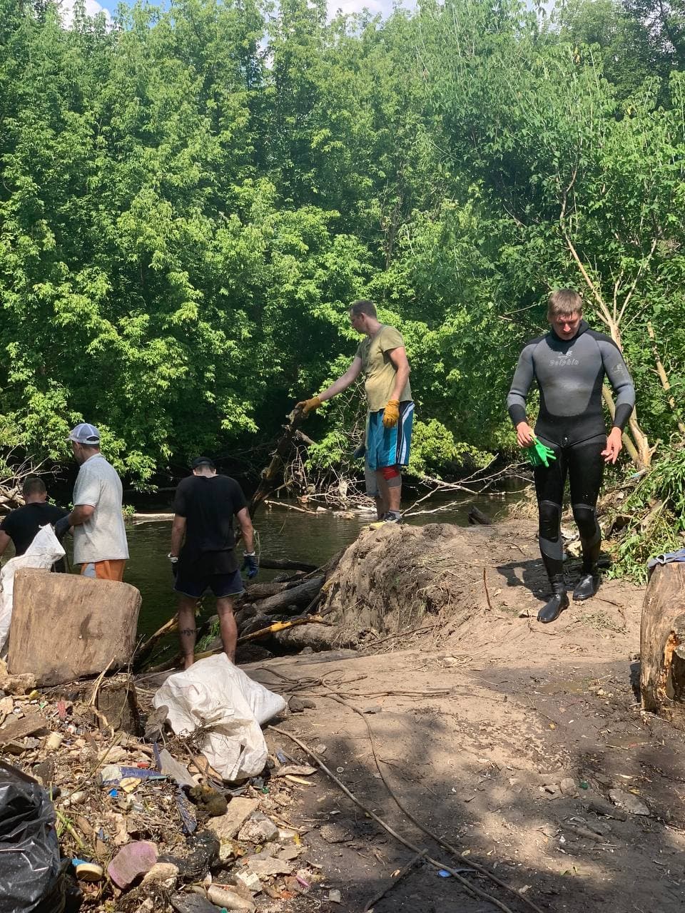 Помогают водолазы: экоактивисты продолжают расчищать мусорные острова на реке Уды фото 3 2