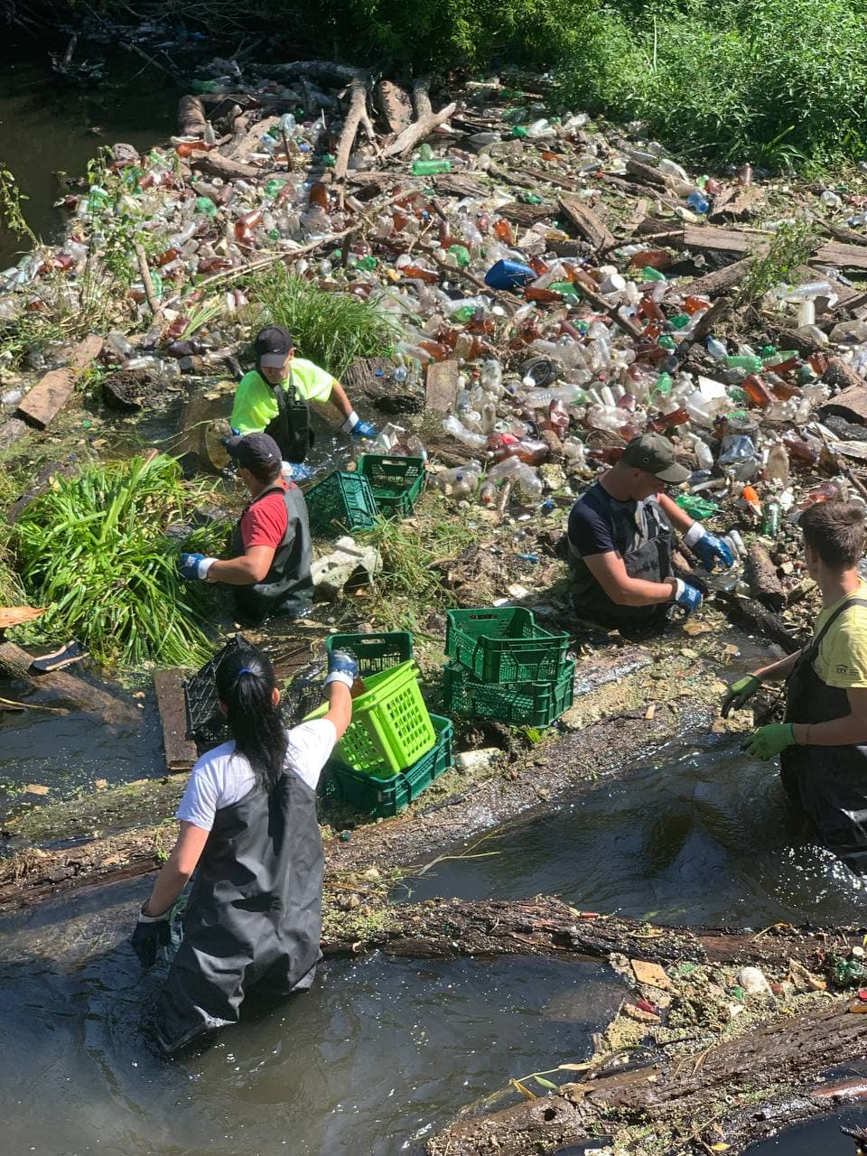 Помогают водолазы: экоактивисты продолжают расчищать мусорные острова на реке Уды фото 4 3